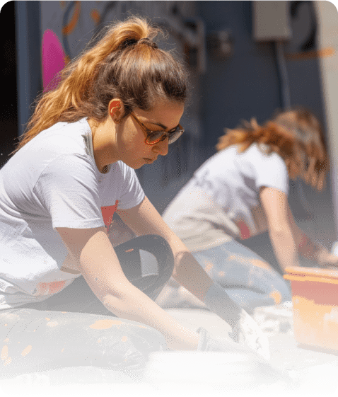 Młode kobiety, wolontariuszki organizacji pozarządowych wspieranych przez PITax.pl organizują warsztaty dla podopiecznych.