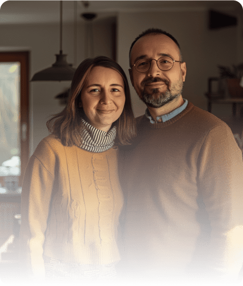 Para młodych, uśmiechniętych ludzi, którzy rozliczyli PIT w systemie PITax.pl