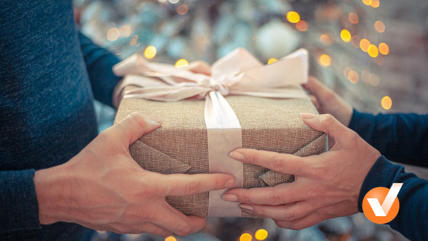 Czy trzeba płacić podatek od prezentów pod choinką?